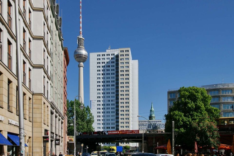 Sofortbezug - Mit Blick ins Grüne und auf den Fernsehturm, sonnige Loggia (provisionsfrei)