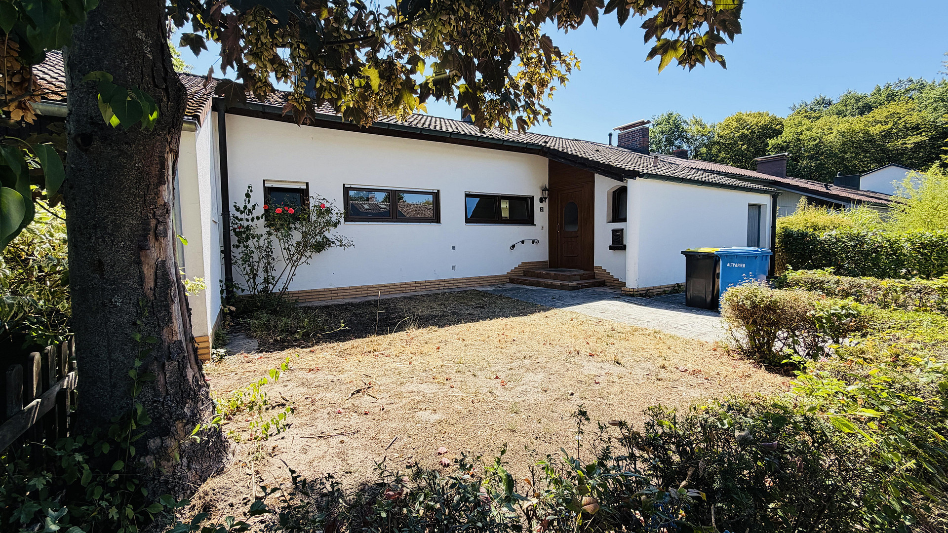 RESERVIERT! Rohdiamant in Top-Lage: Ebenerdiger Bungalow mit großem Garten – viel Platz für Familien