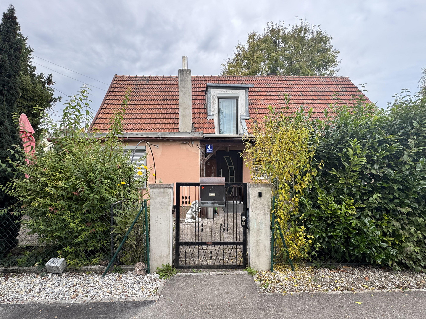 Teilrenoviertes Haus zu verkaufen, renovierungsbedürftig