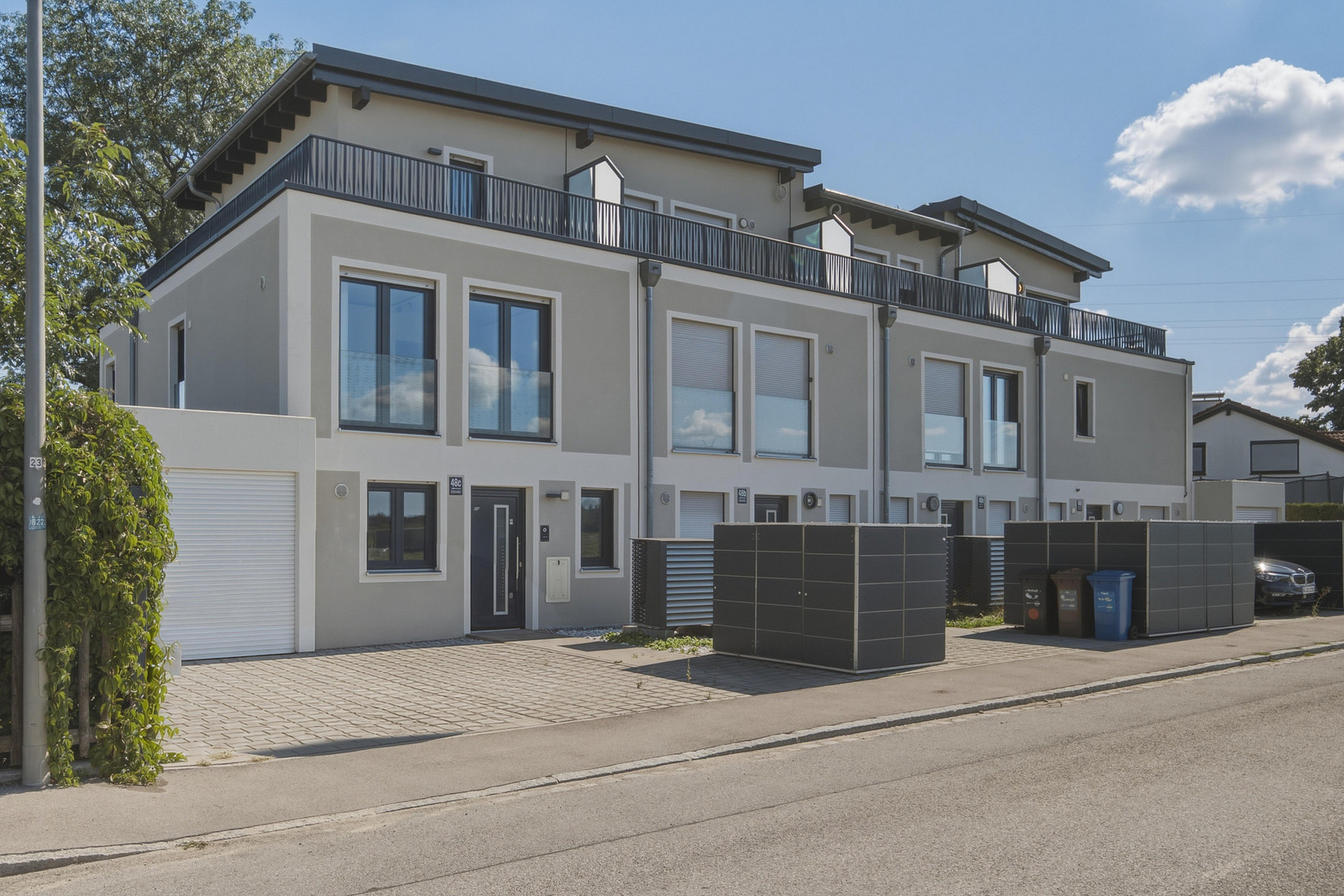 Sofort frei! Modernes KfW55 Haus von 2020 mit Dachterrasse & Küche in München-Untermenzing!