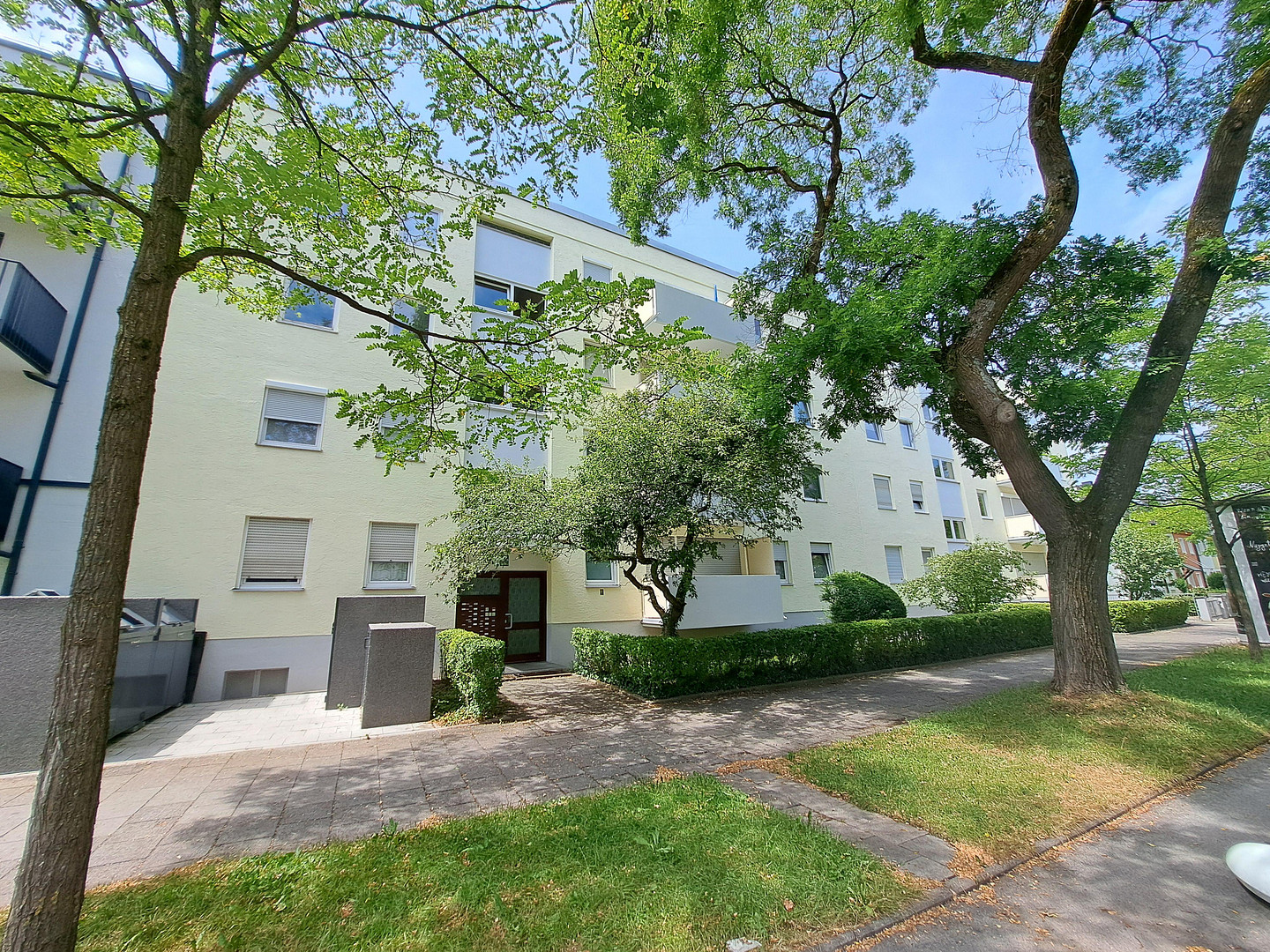 Sehr gut geschnittene, helle 2-Zimmer-Wohnung mit Balkon und Tiefgaragenstellplatz zu verkaufen