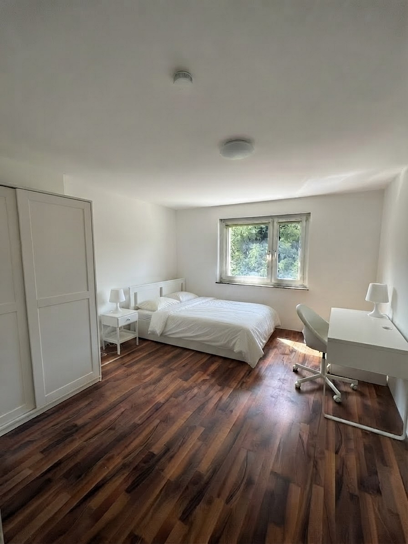 Kapitalanlage Düsseldorf: 4-Zimmer-WG, vollvermietet übergeben, 6.0% Rendite, provisionsfrei