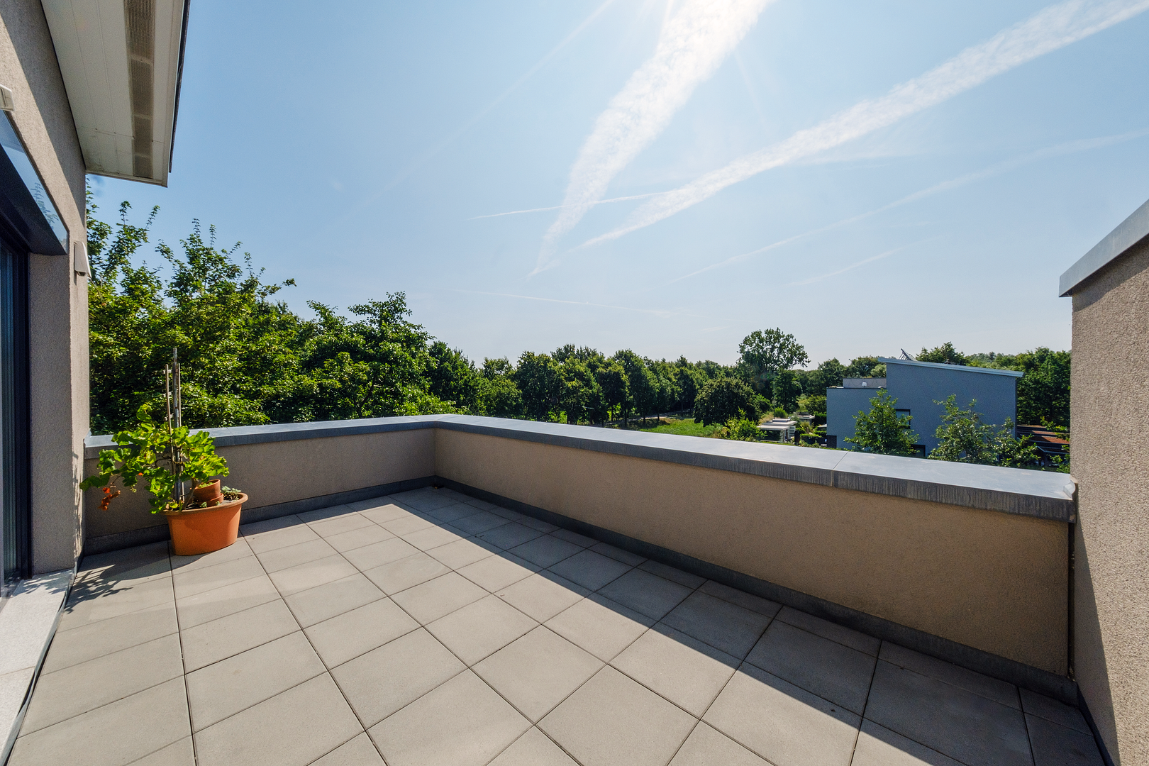 Oberneuland: Neuwertiges Reiheneckhaus mit Grünblick, Dachterrasse – provisionsfrei