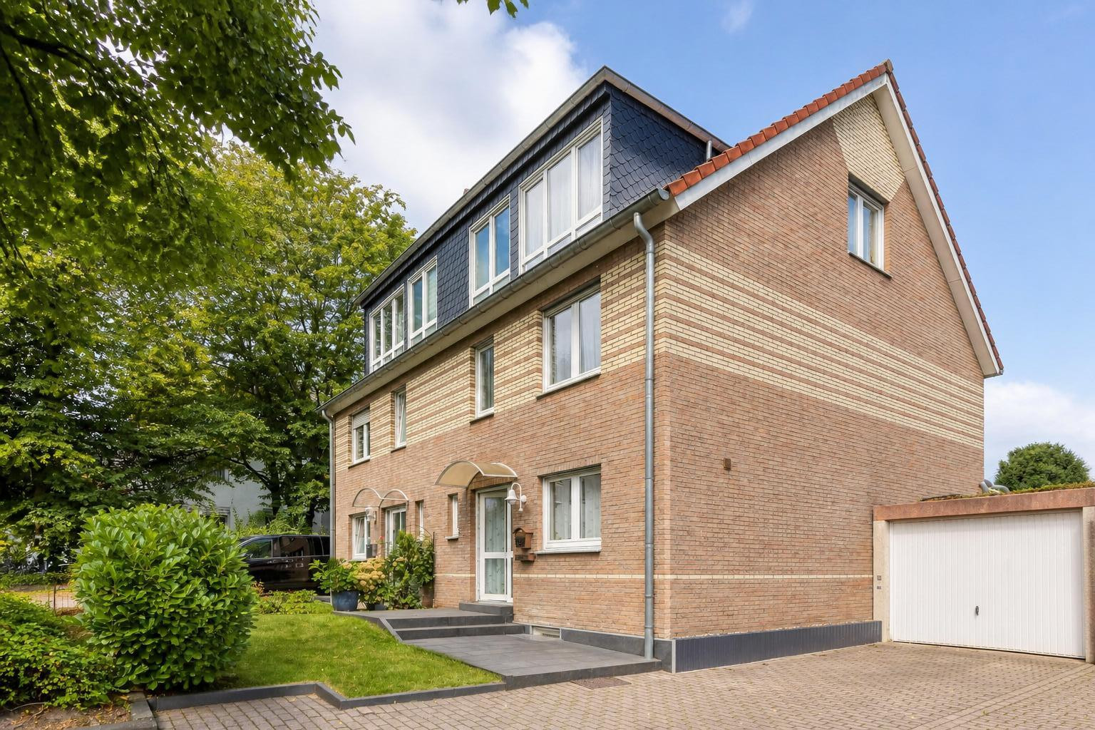 Hochwertige moderne DHH mit 6 Zimmern, Terrasse, Garten & Garage