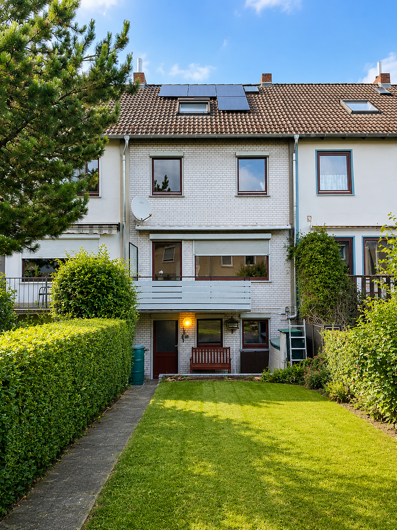 Großes Reihenhaus renoviert, neue Heizung, PV, sofort einziehen!