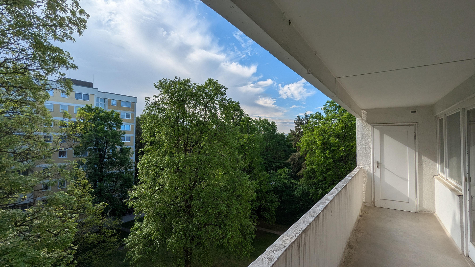 Provisionsfrei zum Renovieren: Geräumige 3-Zimmer Wohnung mit Loggia, 1 Gehminute von U-Bahn Station
