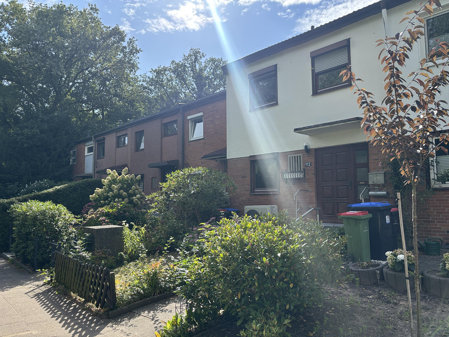 Modernisiertes Reihenhaus mit Wärmepumpe, Energieklasse B und Garage, ohne Courtage