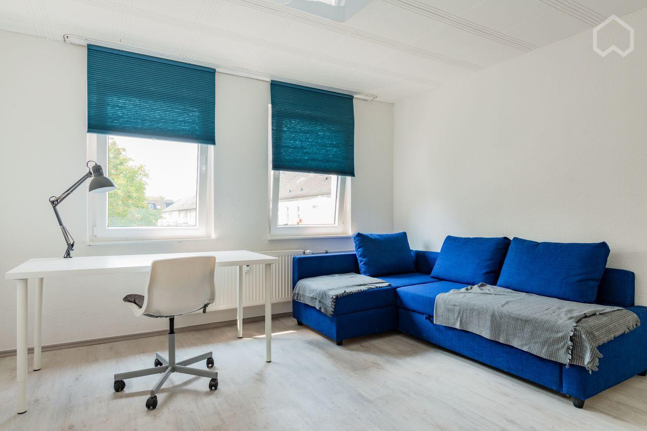 Bezugsfrei & Möbliert: Hell geschnittene 2-Zi.-ETW mit Balkon in Essen-Ostviertel (Provisionsfrei)
