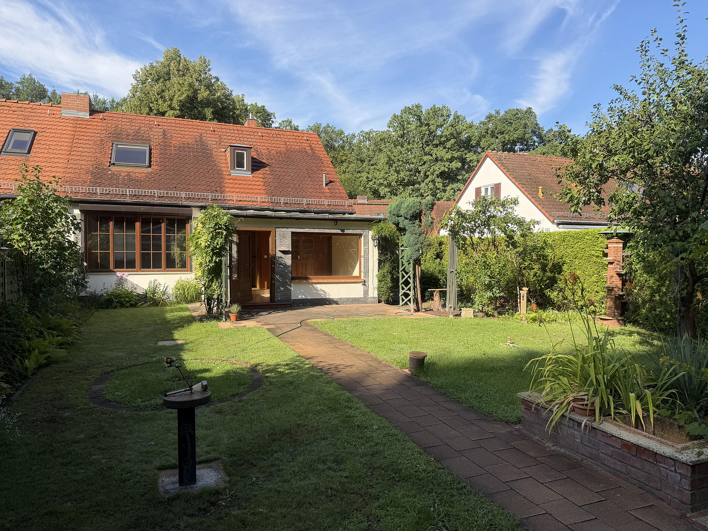 Ländliche Idylle mitten in der Stadt ! Ihr künftiges Zuhause mit herrlichem Garten und 3 Garagen !