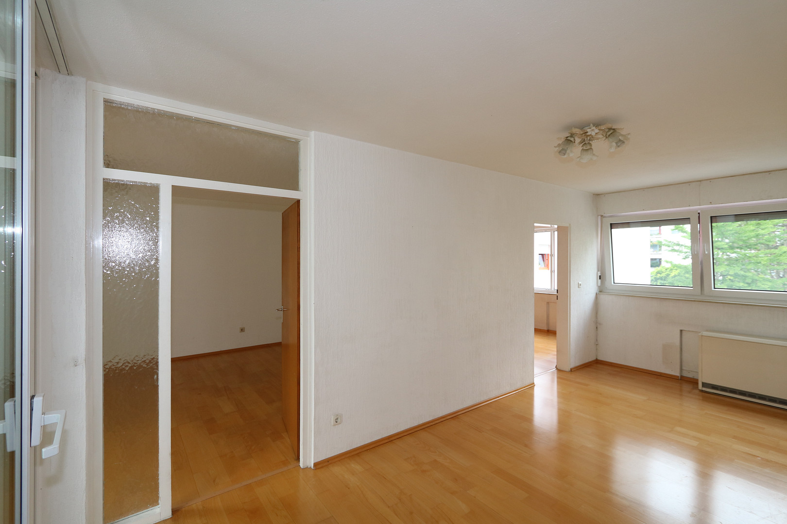 Provisionsfrei! Sofort bezugsfreie, ruhige, gepflegte 4,5-Zimmer-Whg mit Südloggia und Einbauküche