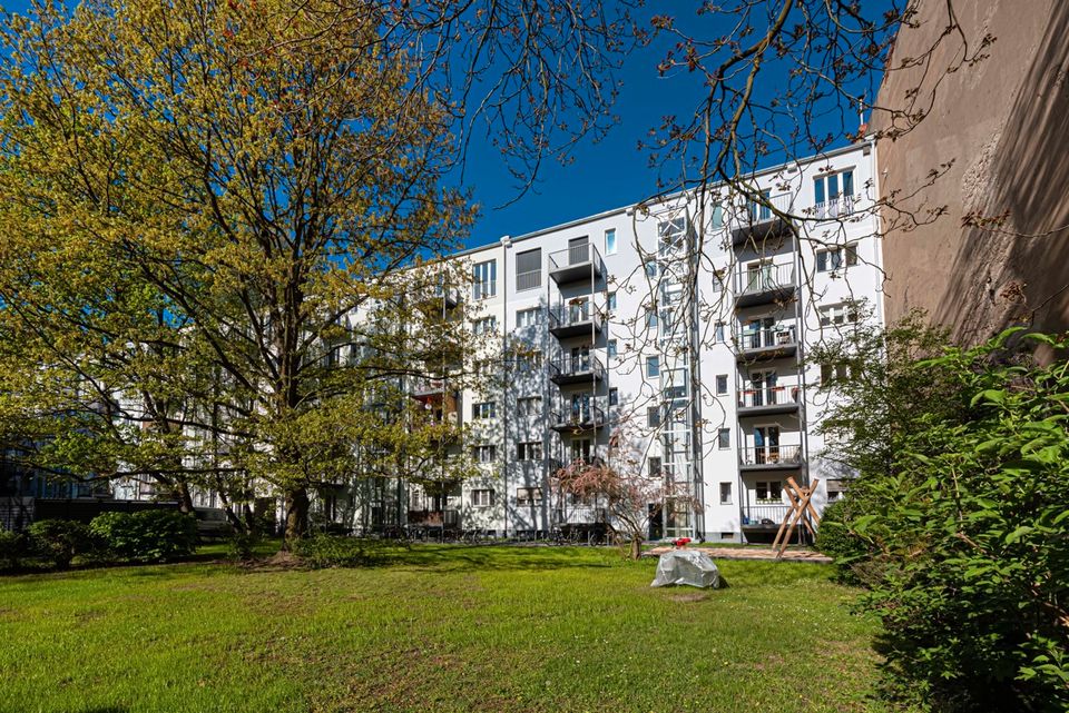 Investieren, wo alle wohnen möchten: Vermietetes 2-Zimmer-Investment in Kreuzberger Bestlage