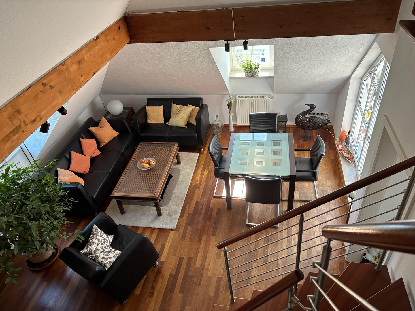 Lichtdurchflutete 2,5 Zi. DG Galerie-Wohnung - Wohntraum für Singles und Paare