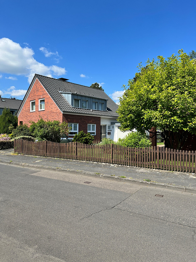 **Bonn-Röttgen - Charmantes Haus mit idyllischem Garten sucht neues Familienglück** - PRIVATVERKAUF