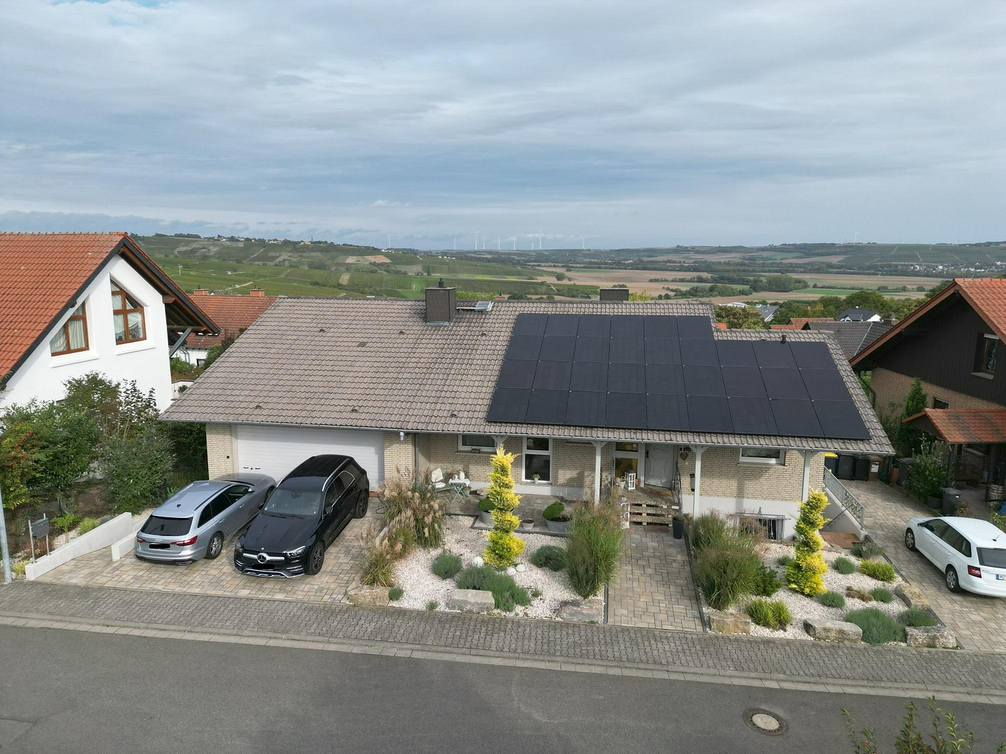 Zweifamilienhaus mit Weitblick und großem Garten
