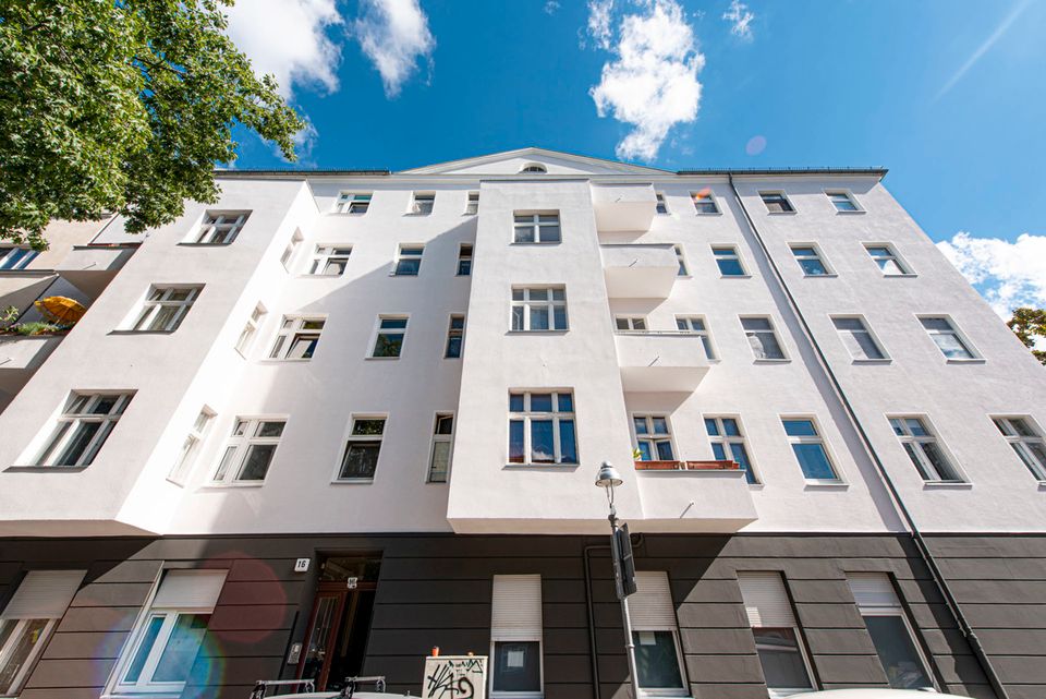 Investment im Szenekiez: Vermietete 5-Zimmer-Altbauwohnung mit Balkon auf 139 m² - PROVISIONSFREI