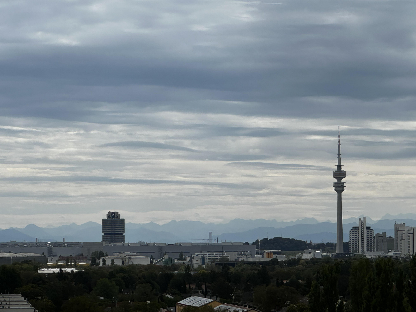 Leerstehende große Wohnung mit Alpenblick aus dem Münchner Norden