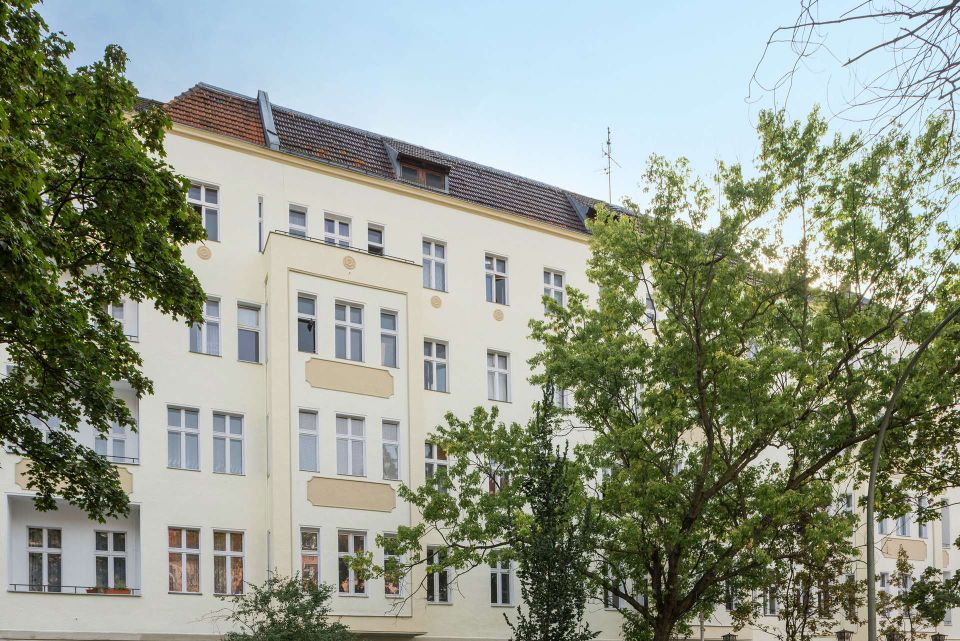 Bezugsfreie, sanierte 2-Zimmer-Altbauperle mit Aufzug & Balkon