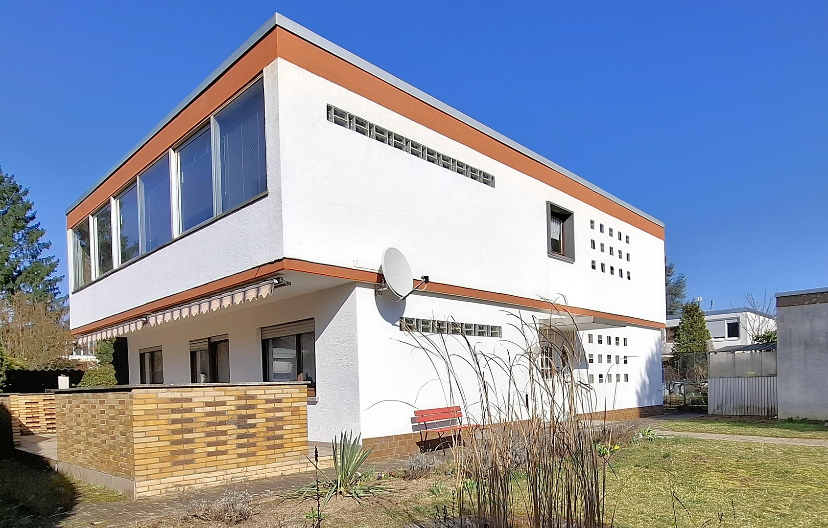 Zweifamilienhaus mit eingewachsenem Garten + 2 Garagen in guter Lage, provisionsfrei für Käufer
