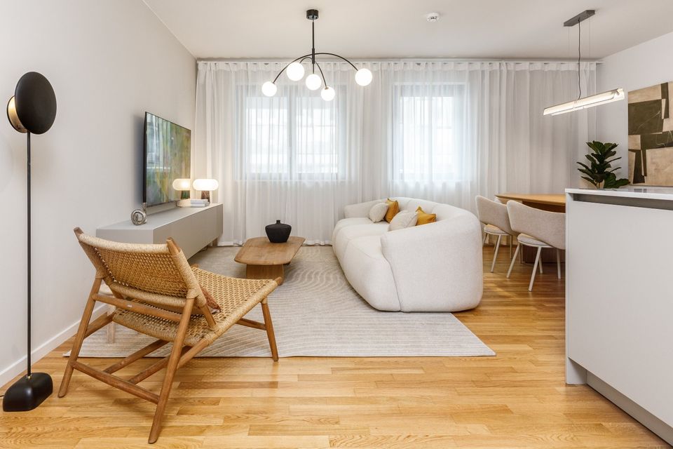 Möbilierte rund 90 m² große 3-Zi.-Wohnung mit Balkon und Einbauküche
