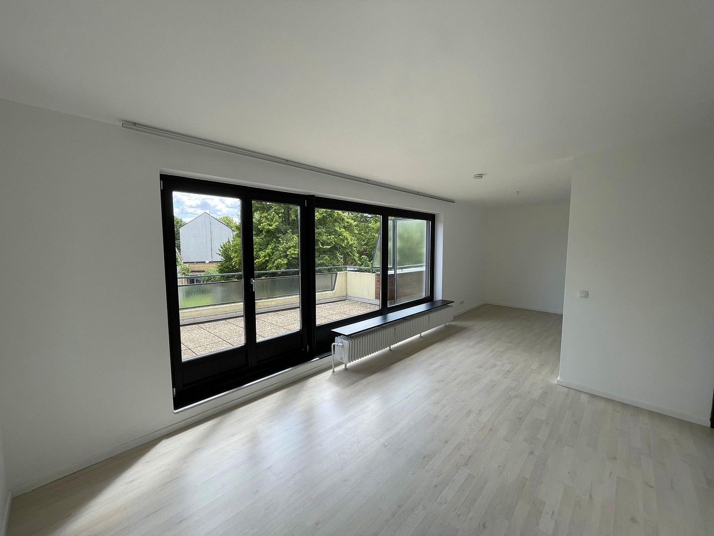 3-ZIMMER-WOHNUNG IN TOP ZUSTAND MIT SÜD-DACHTERRASSE // PROVISIONSFREI!