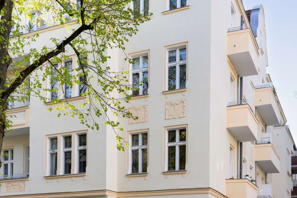 Provisionsfrei! Lichtdurchflutete 3-Zimmer-Altbauwohnung mit zwei Balkonen!