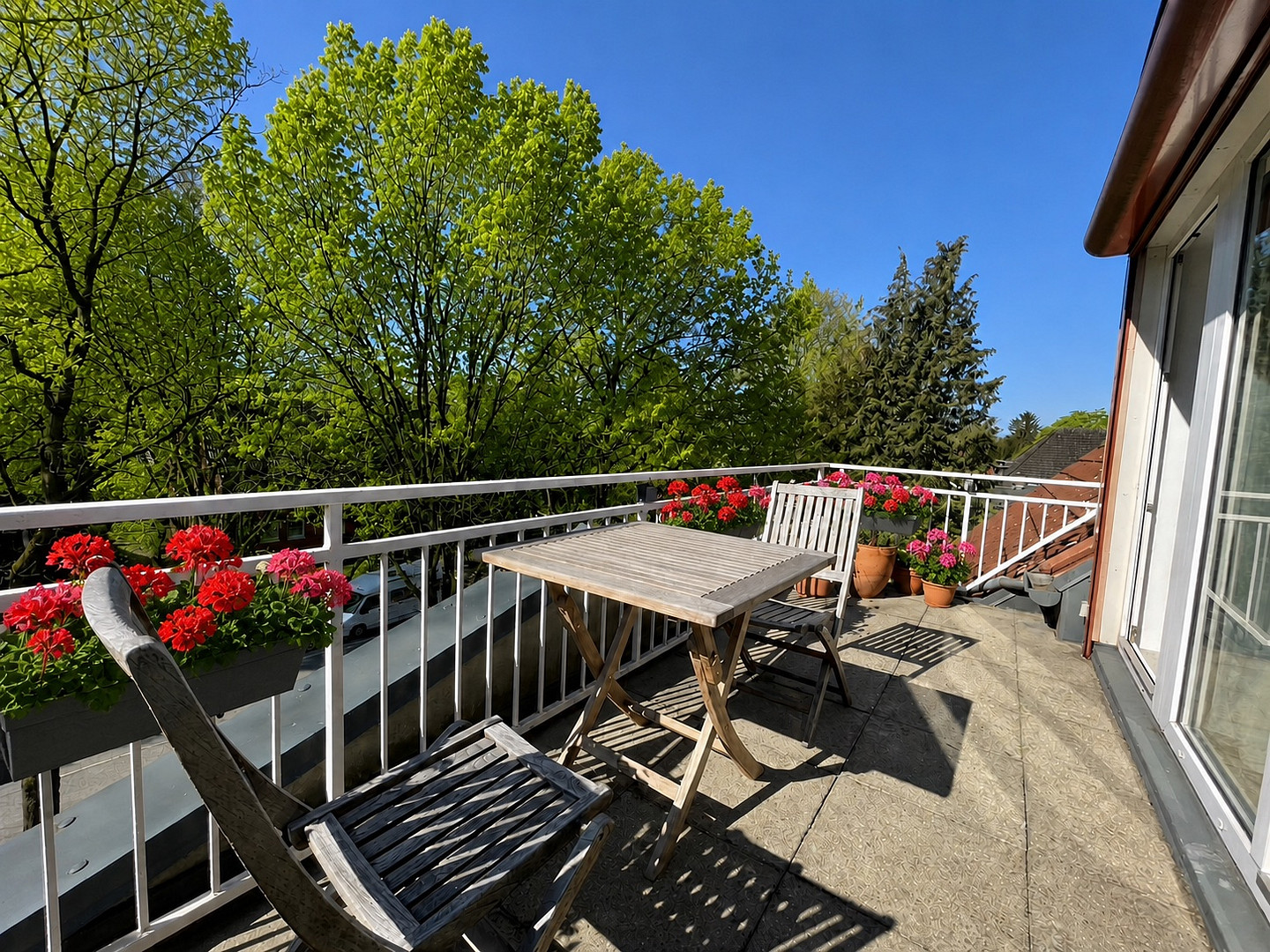 Schöne und freundliche 3-Zimmer-Dachgeschosswohnung mit Balkon und Tiefgarage