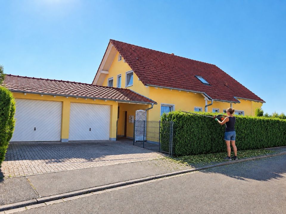 Zweifamilienhaus mit Doppelgarage, provisionsfrei