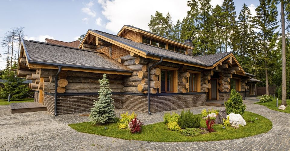 Handgefertigtes Naturstammhaus aus massivem Rundholz – individuell & bundesweit geliefert