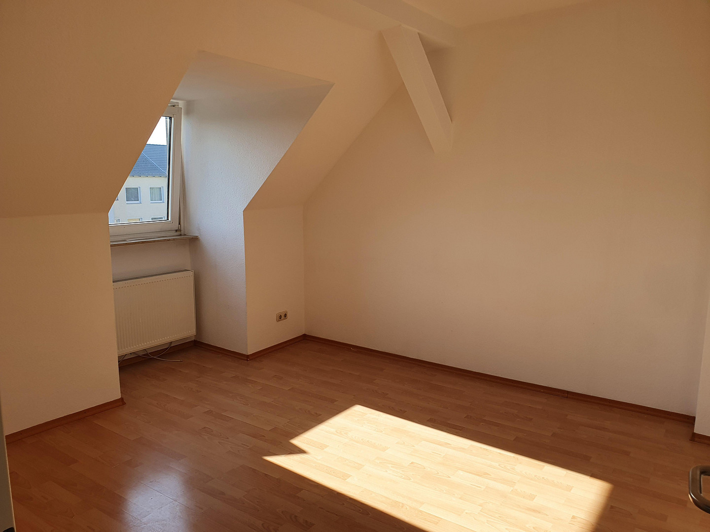 Gut geschnittene 3-Raum KDB-Wohnung im DG