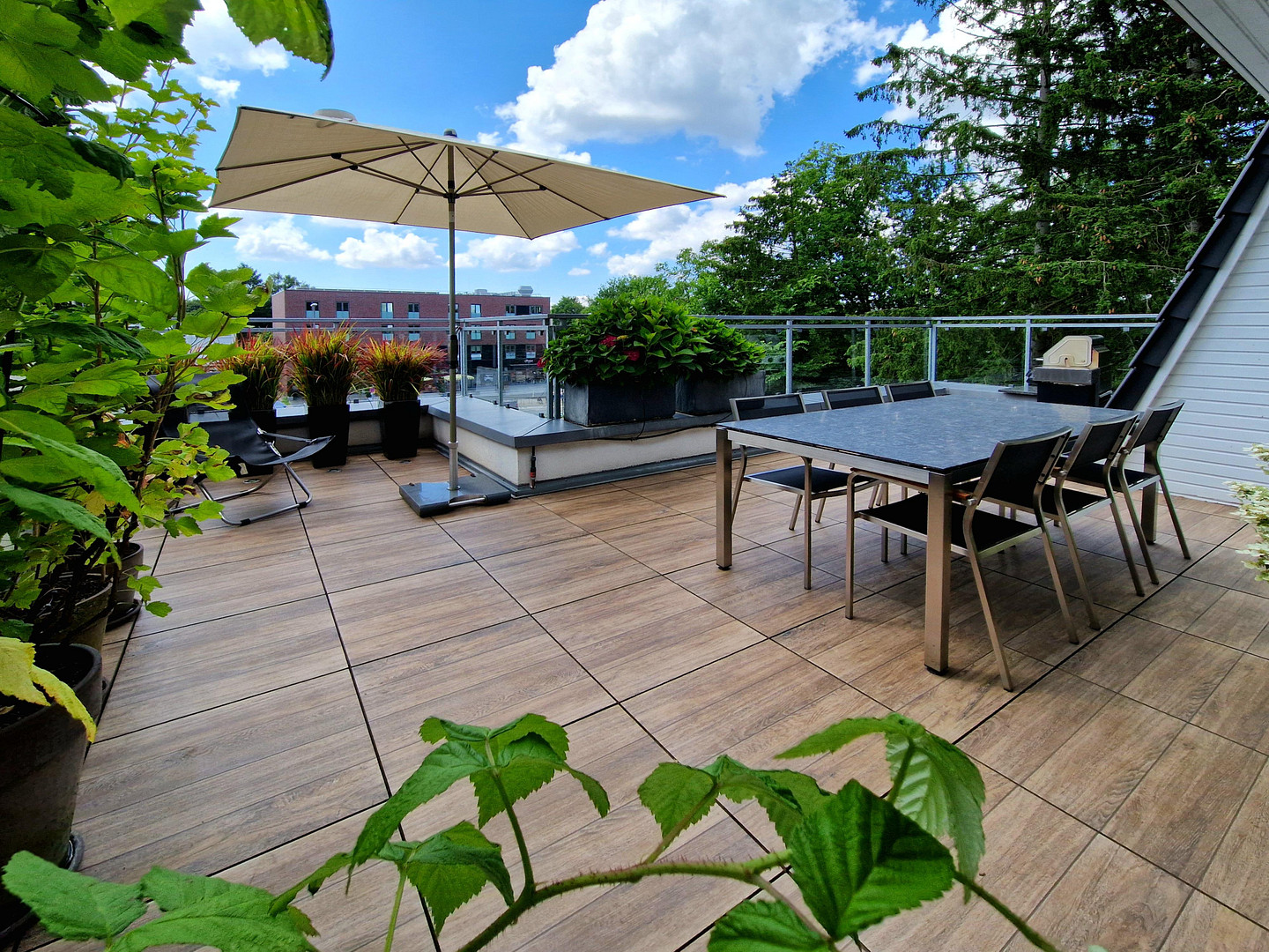 Courtagefrei: Helle und zentral gelegene DG-Maisonette-Wohnung mit Galerie und Sonnenterrasse