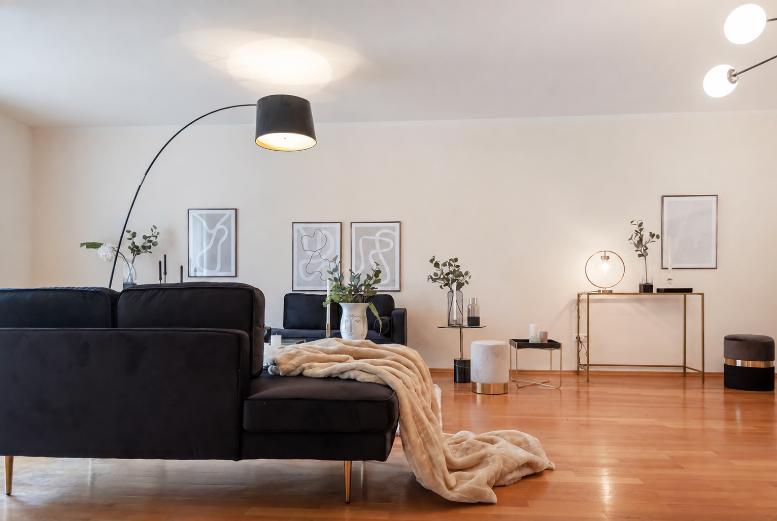Bezugsfreie, renovierte 2-Zimmer-Wohnung mit Balkon und offener Wohnküche