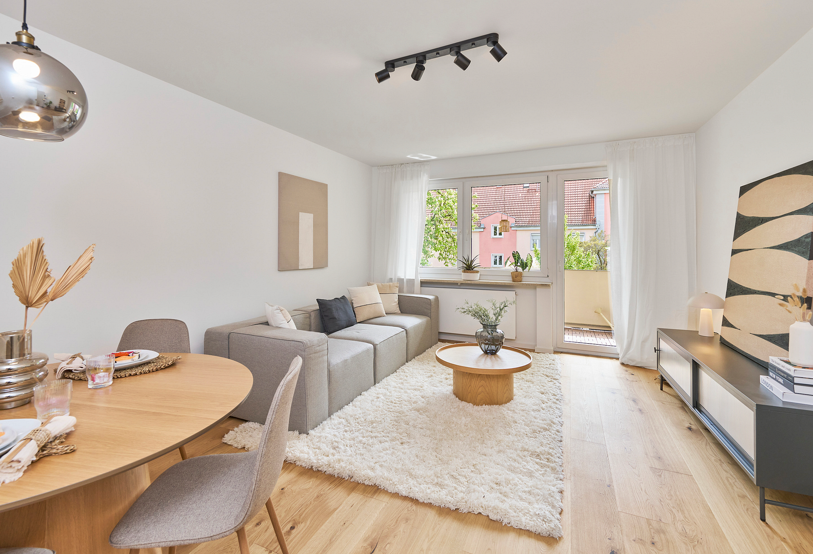 Erstbezug nach Sanierung: Helle 3-Zi.-Wohnung mit sonnigem Balkon & grünem Innenhof in Top-Lage