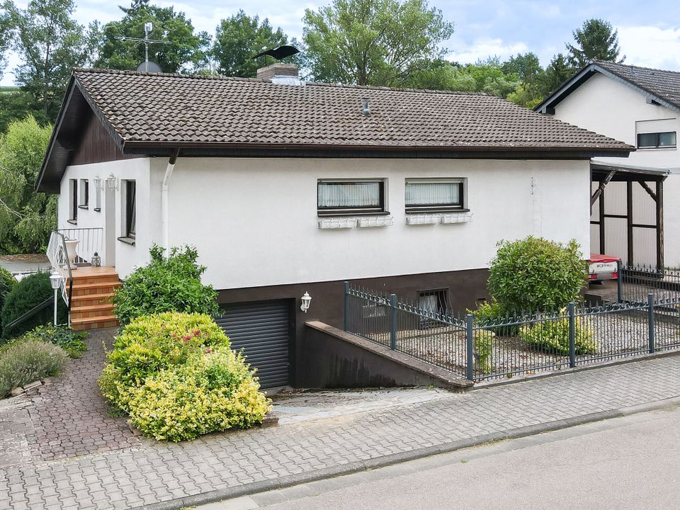 Naturnah wohnen mit viel Platz: Einfamilienhaus mit Einliegerwohnung, Wintergärten und großem Garten
