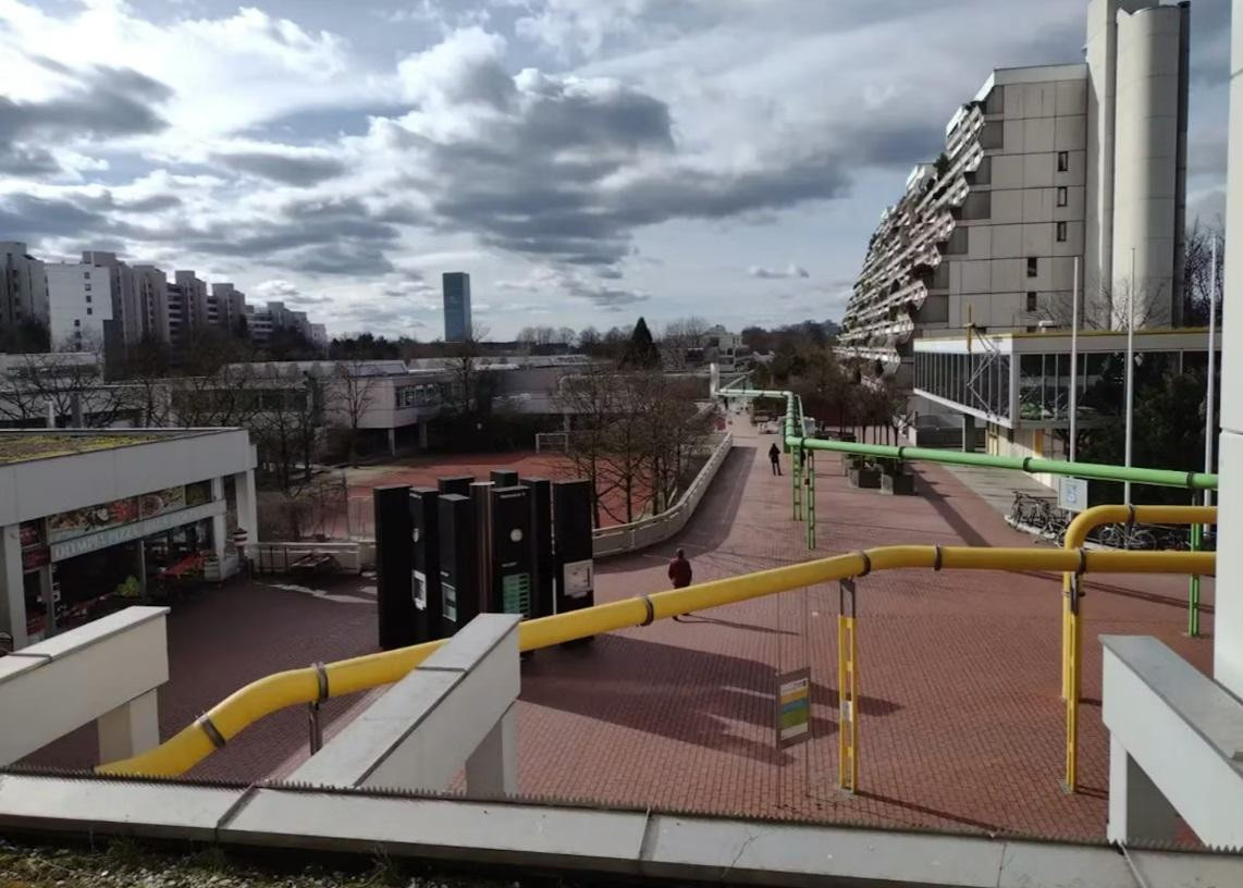 Geschmackvolle, renovierte & möblierte 2 Zi., Wohnung, großer Balkon in Olympia/MUC von Privat