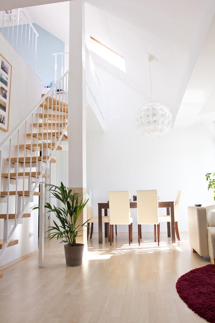 2,5-Zimmer-DG-Maisonette mit Galerie, Balkon, EBK & 2 TG-Stellplätzen