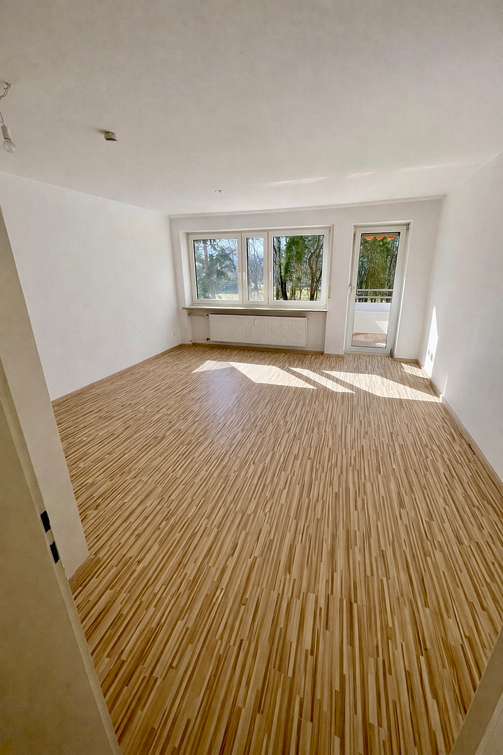 Helle 3-Zimmer-Wohnung mit Blick ins Grüne, überdachtem Balkon, Aufzug und TG in Nürnberg-Langwasser