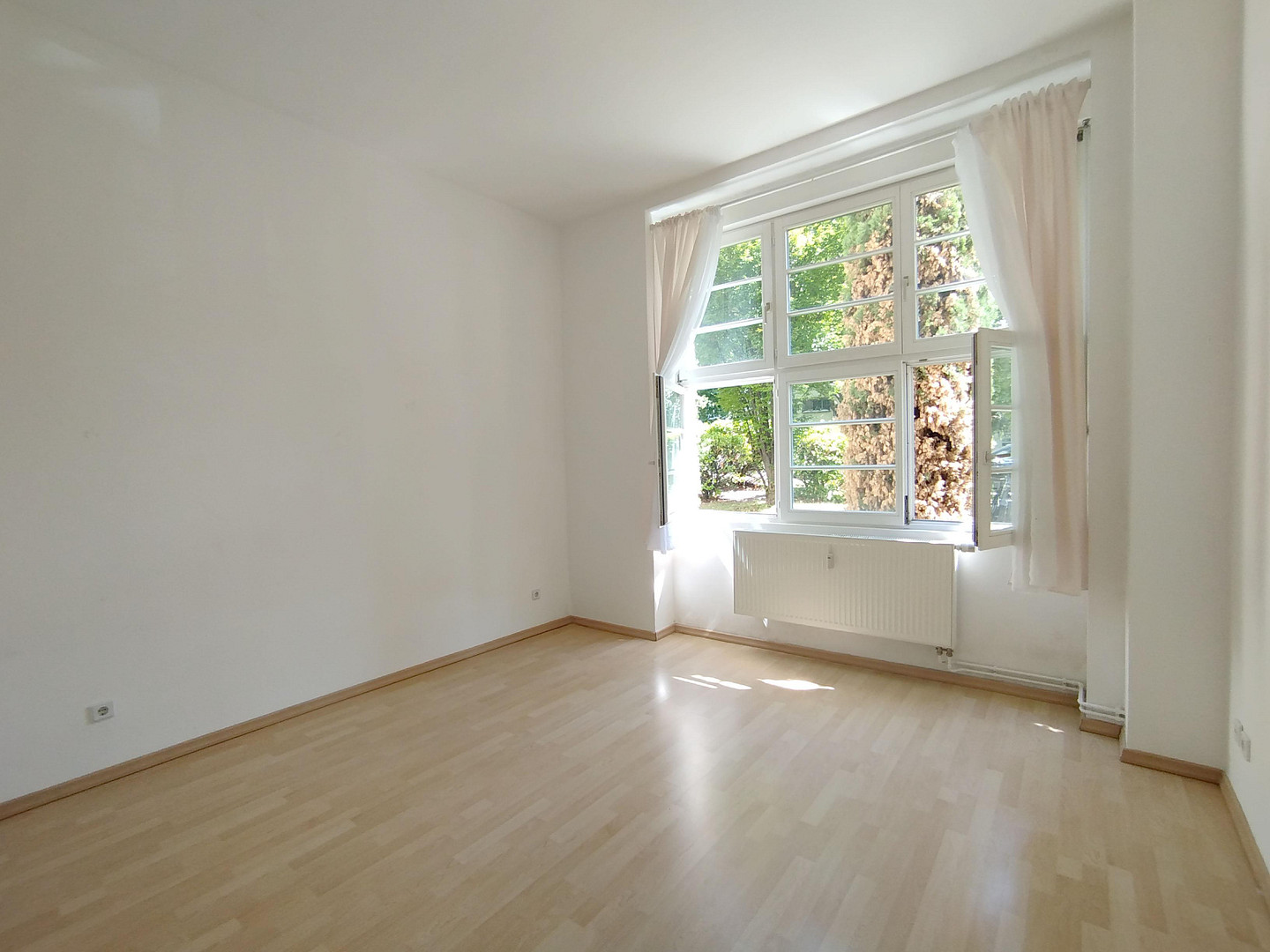 Zentral gelegene Wohnung im Kulturdenkmal mit parkähnlichem Innenhof & Loggia, provisionsfrei!