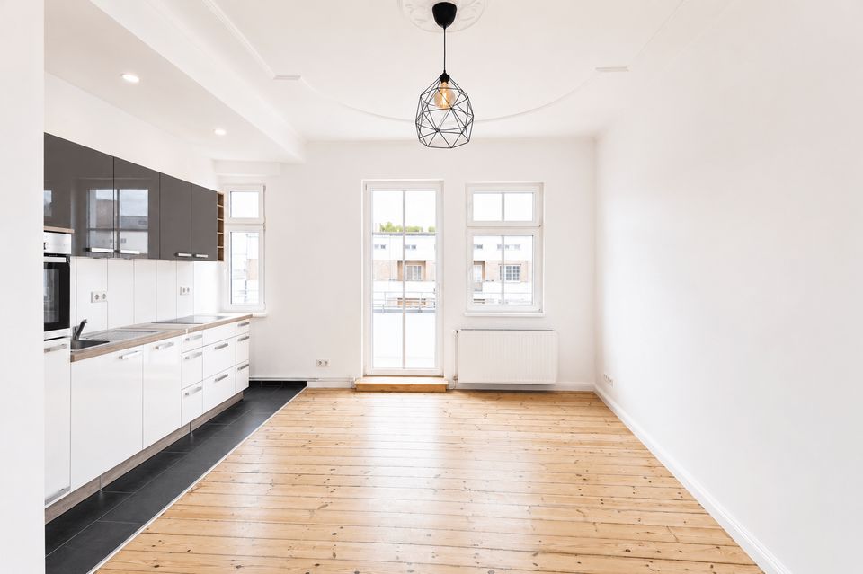 Provisionsfrei! 2-Zimmer-Altbauwohnung mit Westbalkon und EBK -  bezugsfrei (WE39)