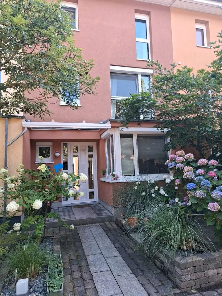 Von Privat: energiesparsames Reihenhaus mit Blick ins Grüne