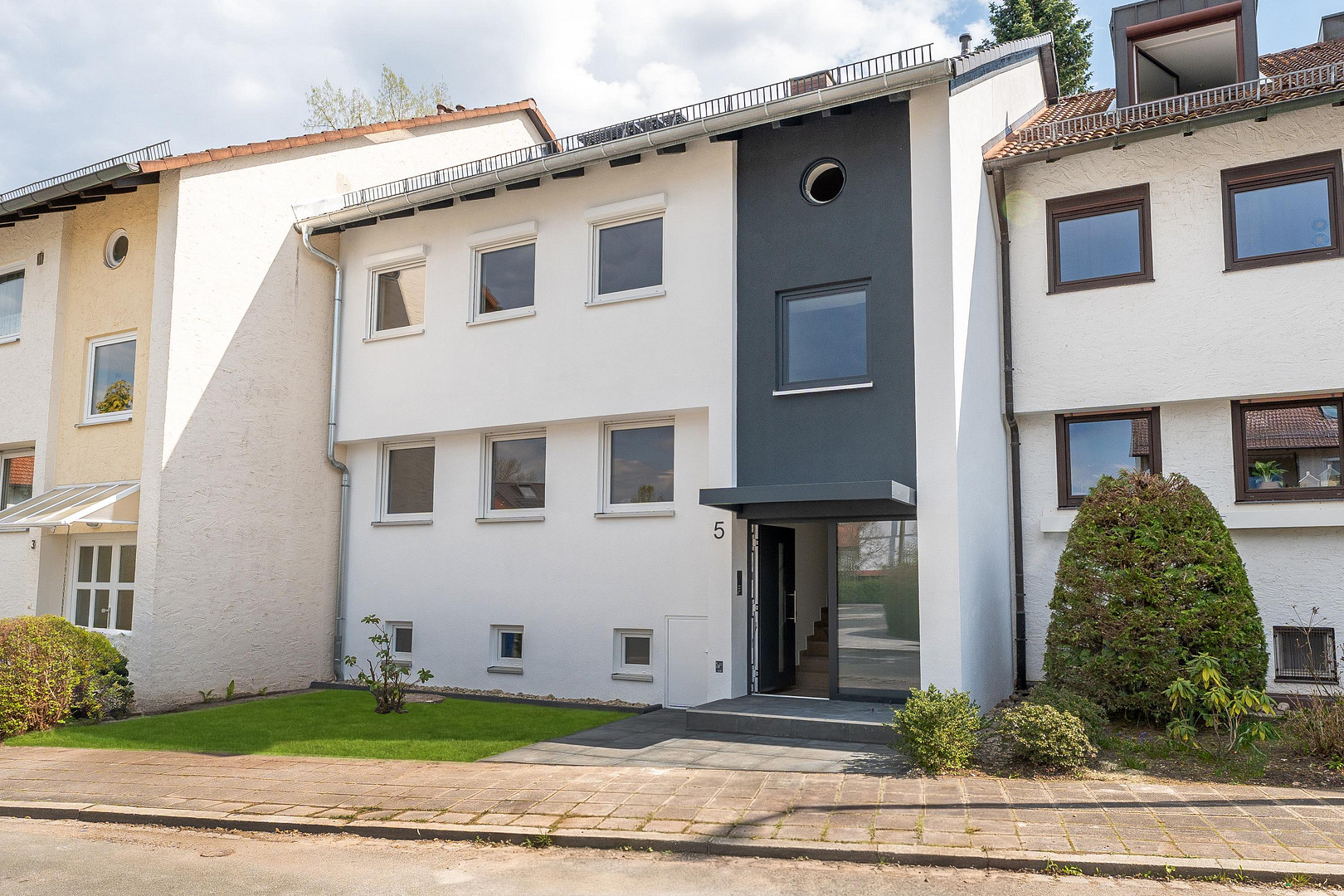Exklusiv modernisierte 4-Zimmer-Wohnung mit Balkon in ruhiger Wohnlage – Erstbezug