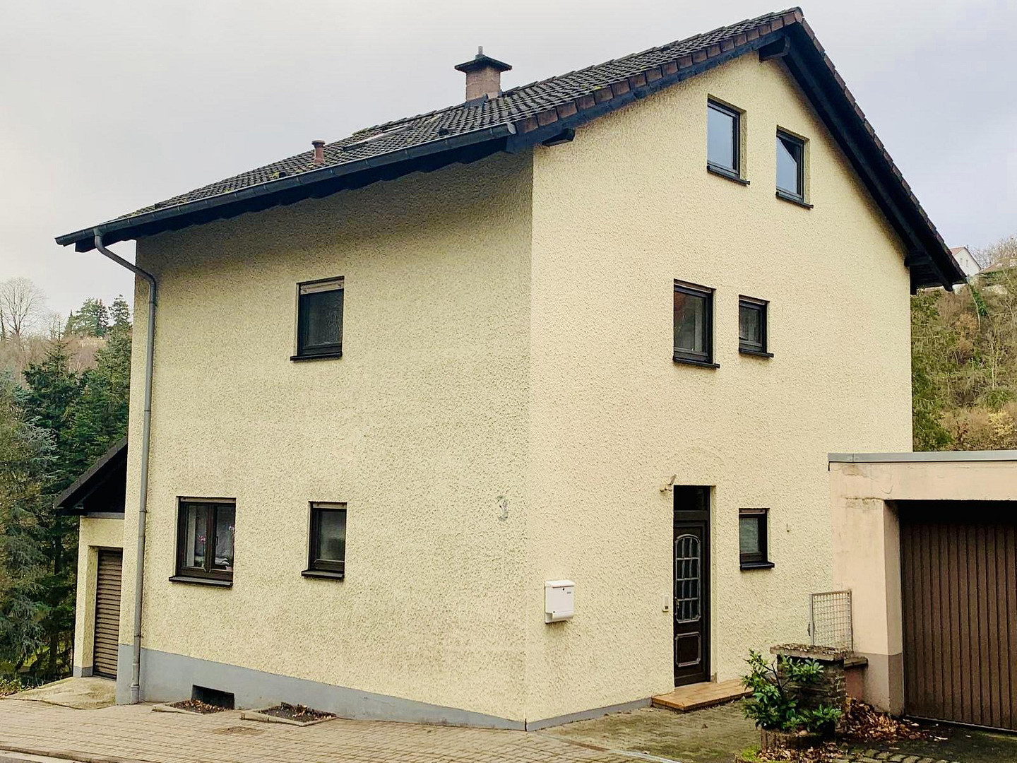 Großes Ein- bis Zweifamilienhaus mit Balkon, Terrasse und Garage
