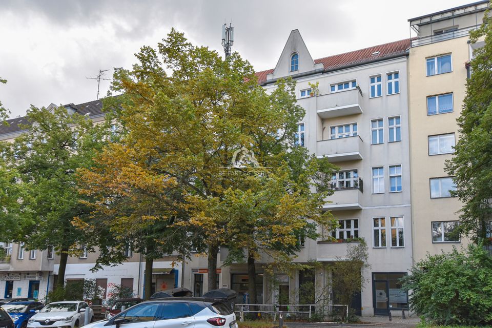 ALTBAUCHARME MIT POTENZIAL: 2-ZIMMER-WOHNUNG MIT BALKON IM 4.OG IN WILMERSDORF I PROVISIONSFREI