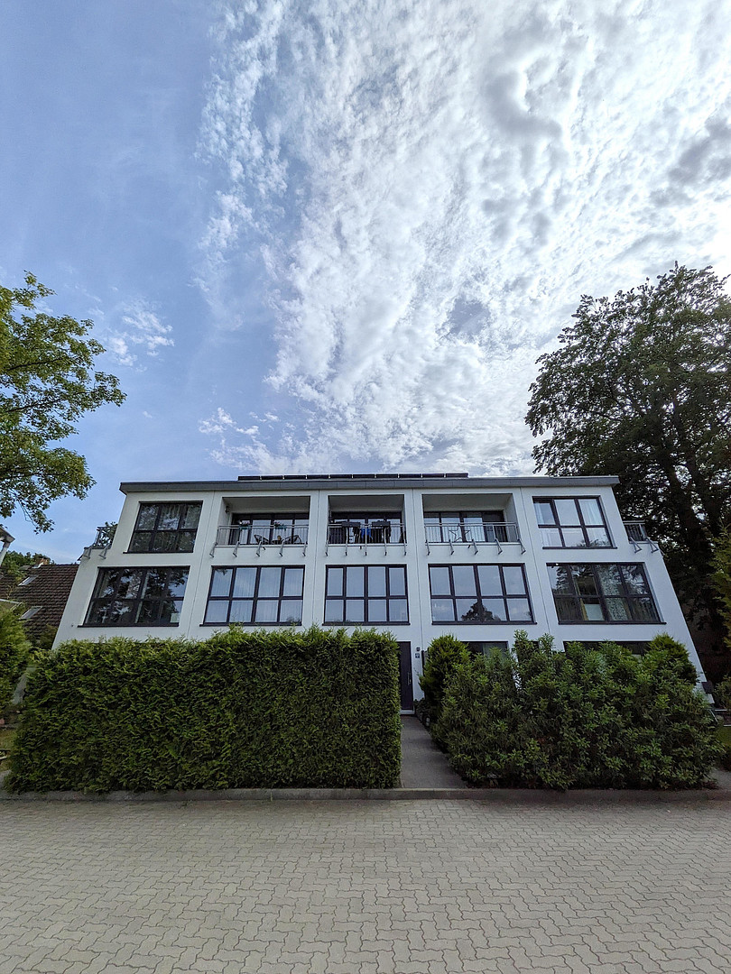 Modernes KfW-55-Stadthaus mit Garten, Loggia & Stellplatz