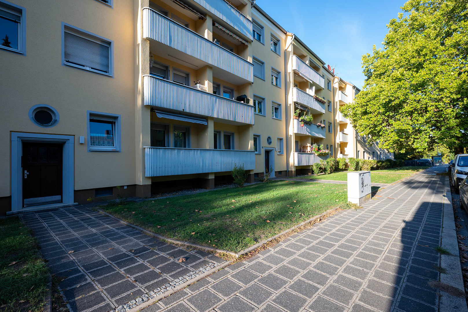 Frisch sanierte 2-Zimmer-Wohnung mit Sonnenbalkon & Tageslichtbad im Hochparterre