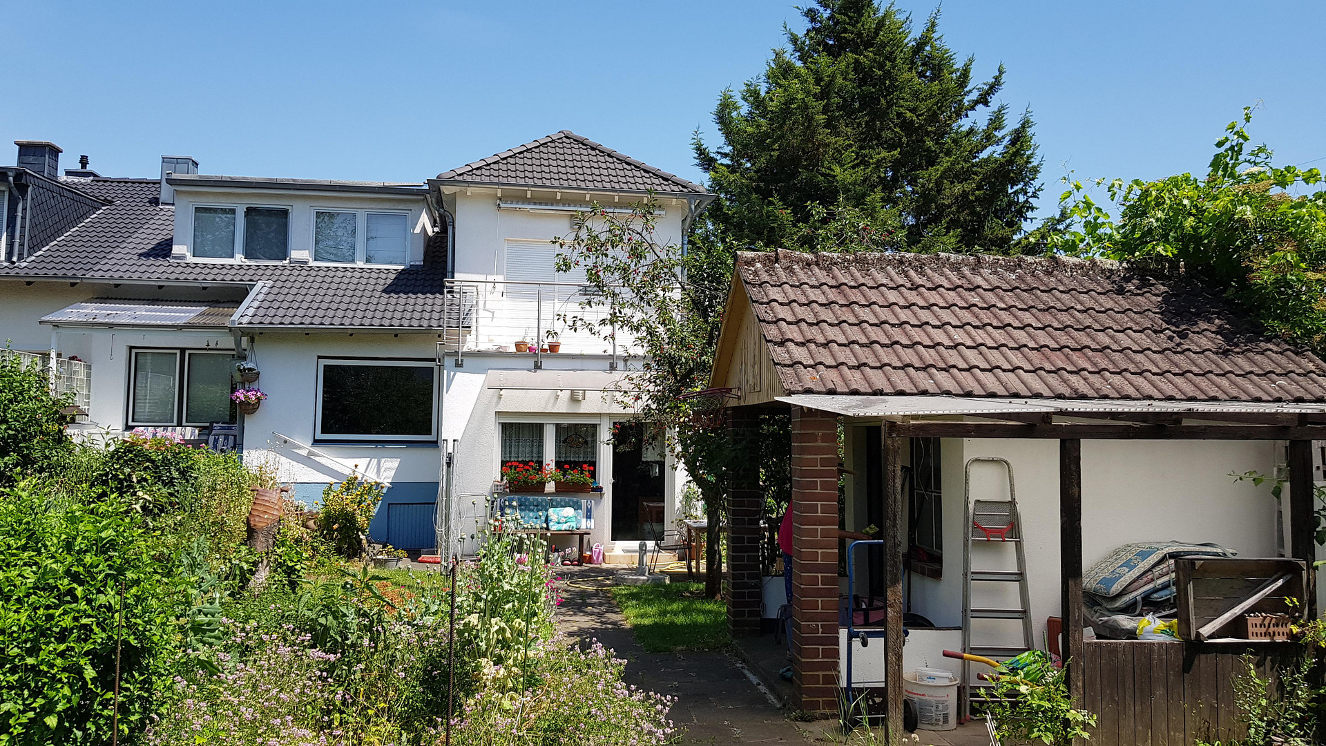 Zweifamilienrheieneckhaus mit 2 Eingängen in Köln Heimersdorf