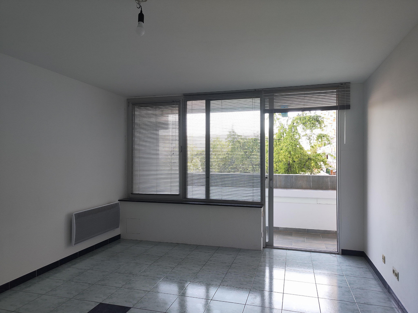 von Privat – Helle 2-Zimmerwohnung mit großer, wettergeschützter Südwestloggia – München-Bogenhausen