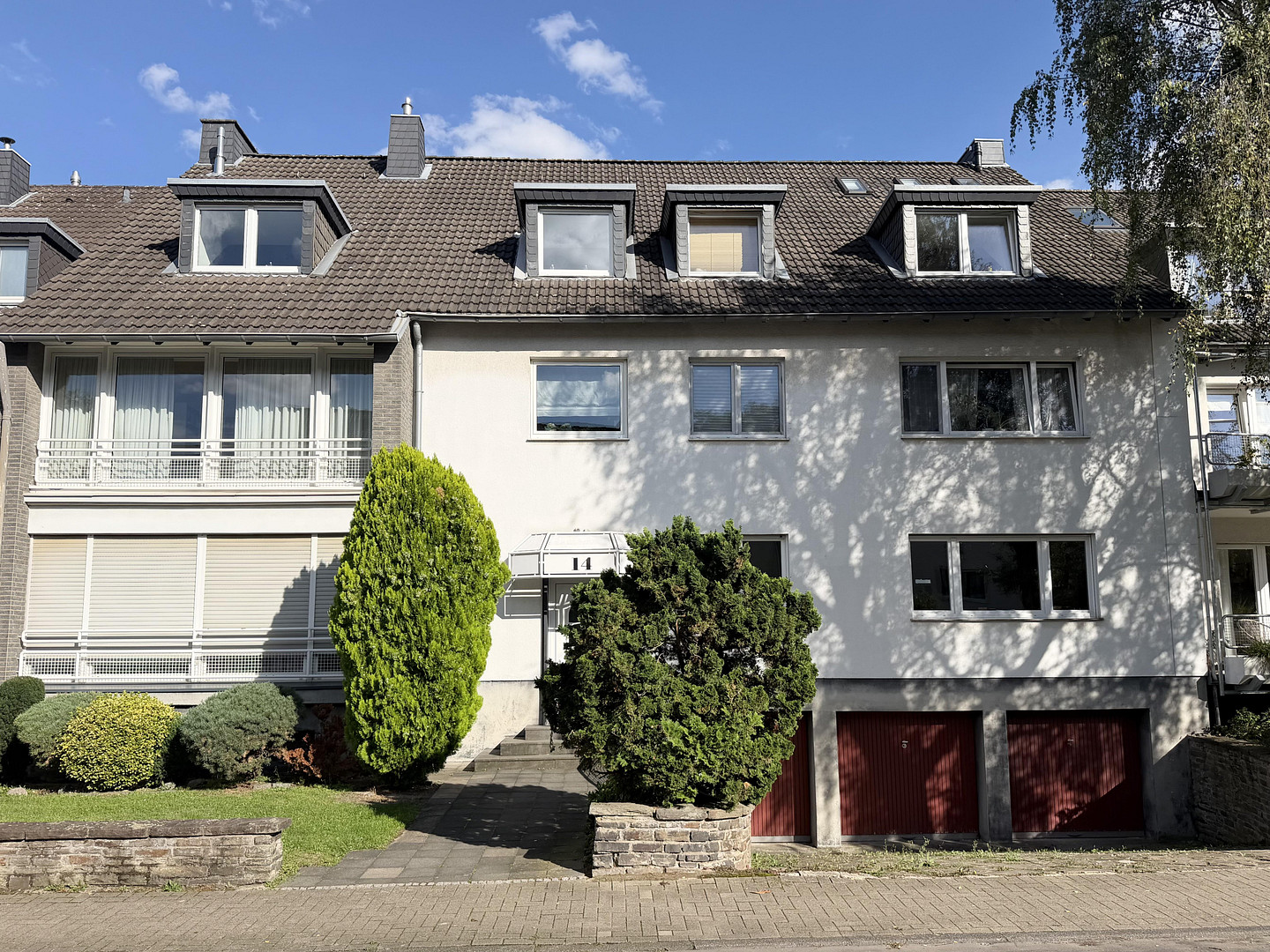 Hochwertige 3-Zimmer-Dachgeschosswohnung zzgl. Ausbaureserve im Spitzboden und 2 Garagen