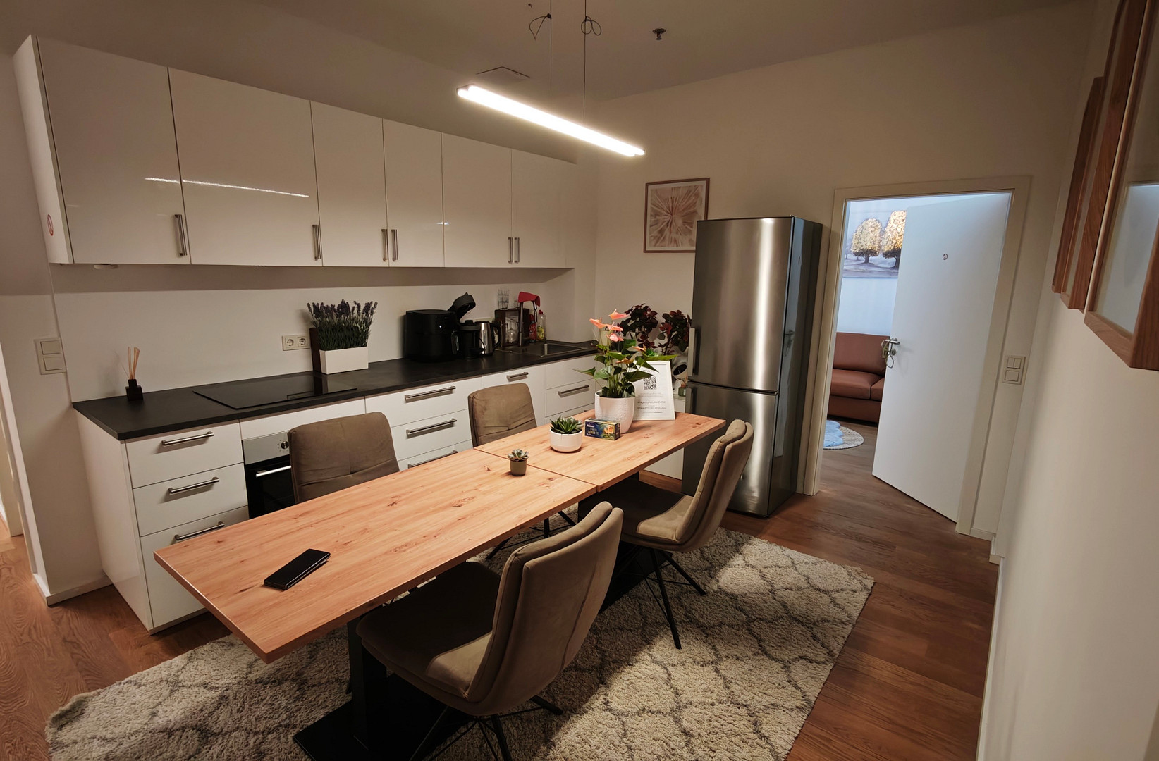 Urban Living am Hirschgarten: Ruhige 2,5 Zimmer im FRIENDS Tower mit Rooftop-Alpenblick
