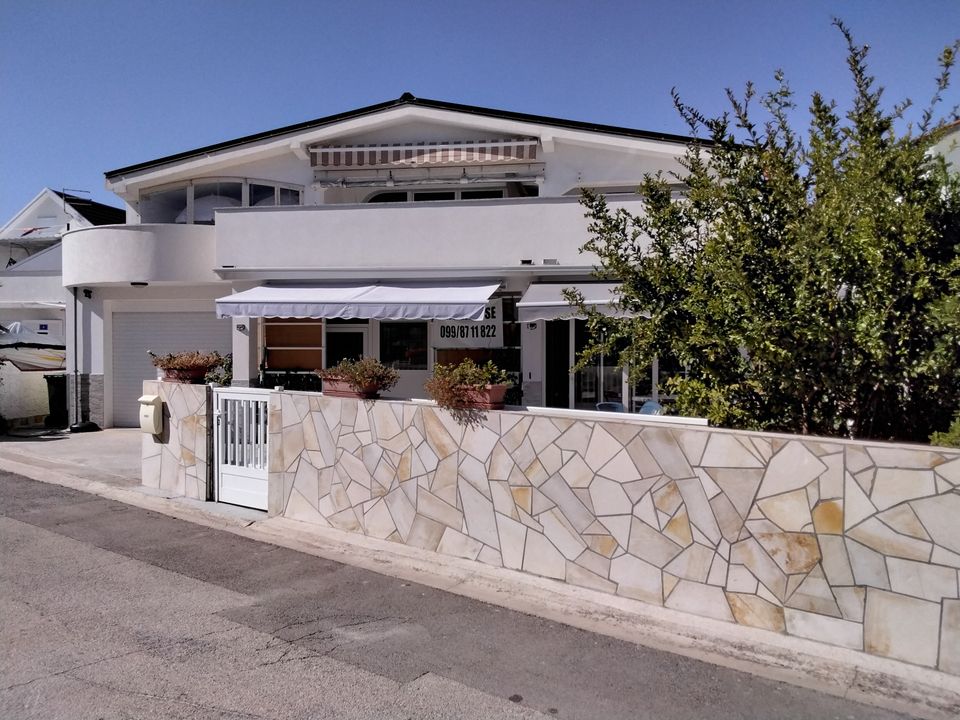 Schönes Haus auf der Insel Vir Kroatien über eine Brücke erreichb
