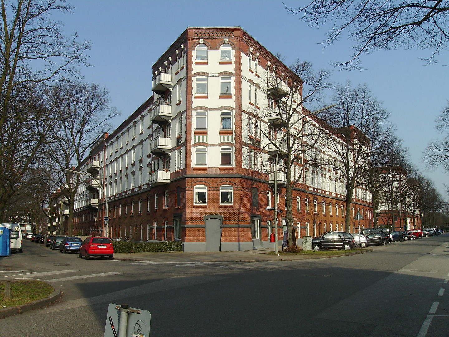 PROVISIONSFREI: Charmante Altbauwohnung mit Balkon ins Grüne und Tageslichtbad, zentral und ruhig